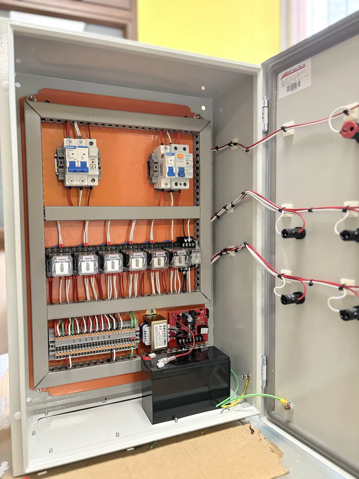 Interior del tablero de alarma y control terminado