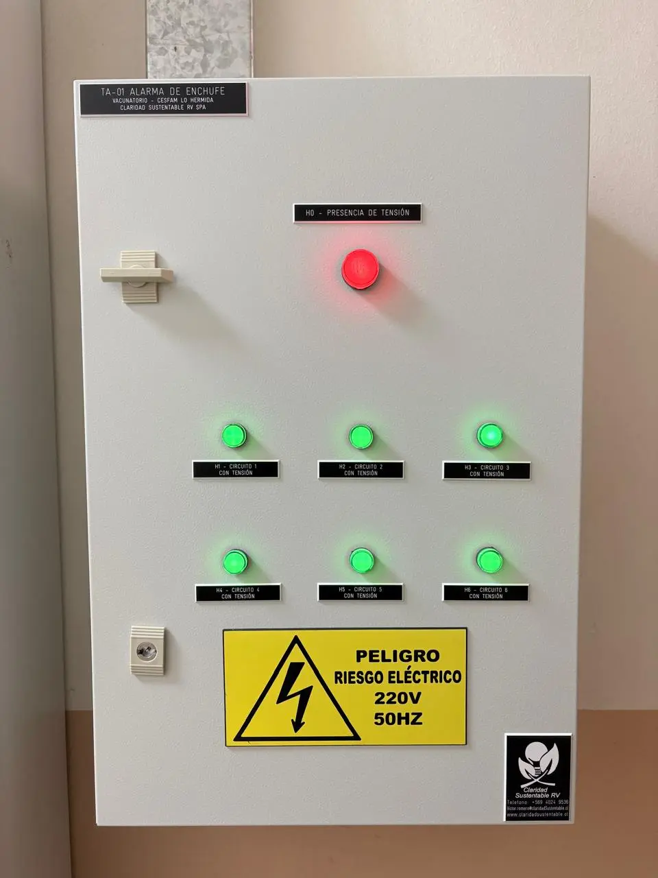 Tablero de alarma y control para establecimiento de salud en Peñalolén, trabajo realizado por Claridad Sustentable en Peñalolén, Santiago