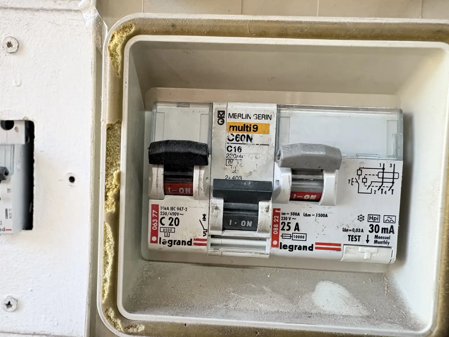Tablero eléctrico antiguo encontrado durante la revisión