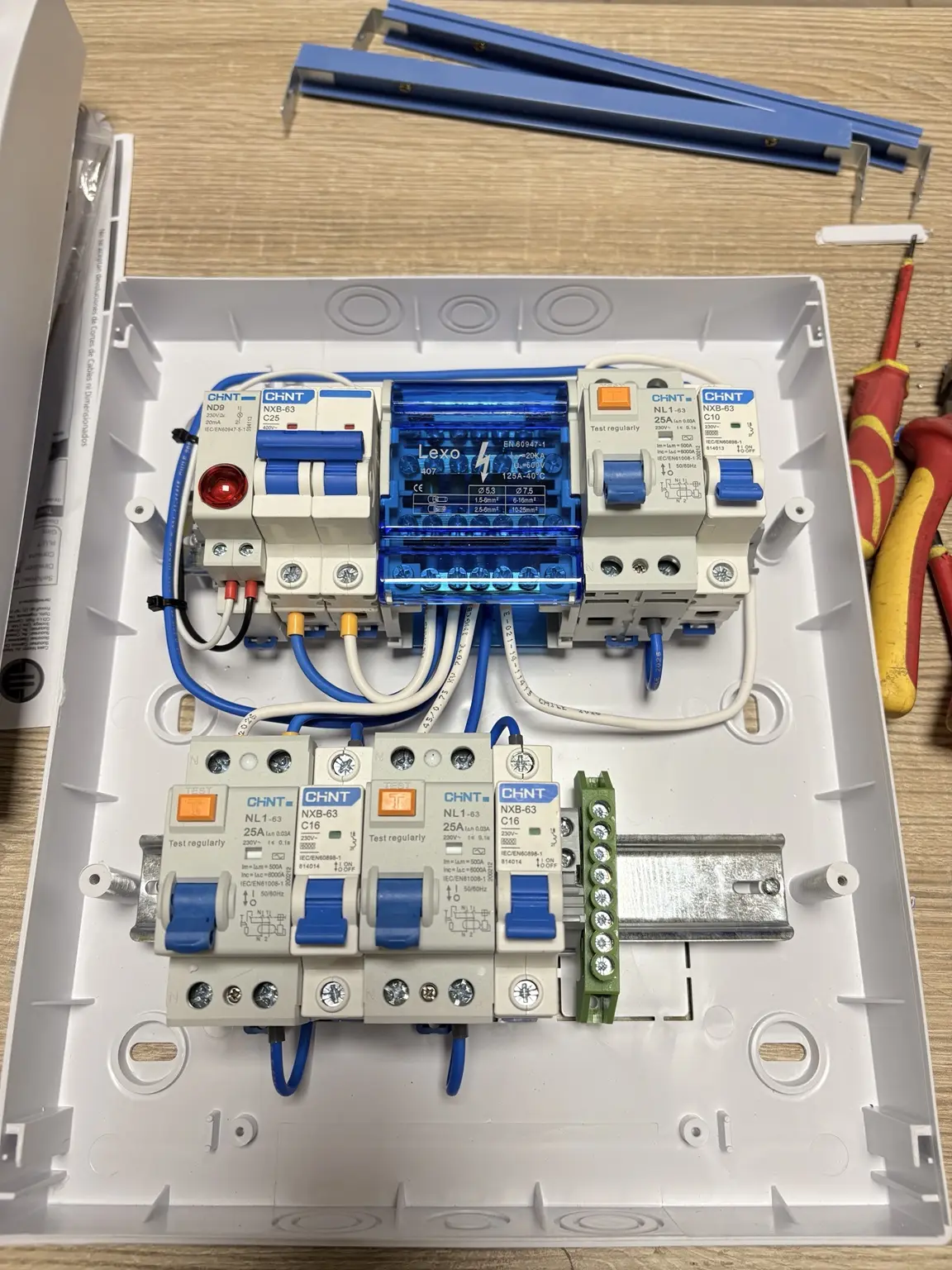 Nuevo tablero eléctrico durante su armado y organización
